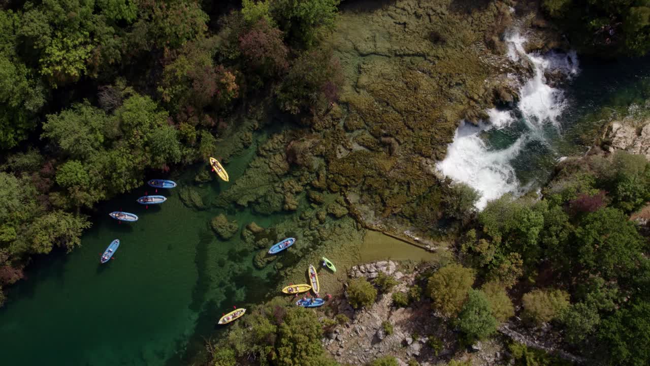 Fiume tranquillo e cascata con ripresa aerea di kayak, Zrmanja, Croazia.