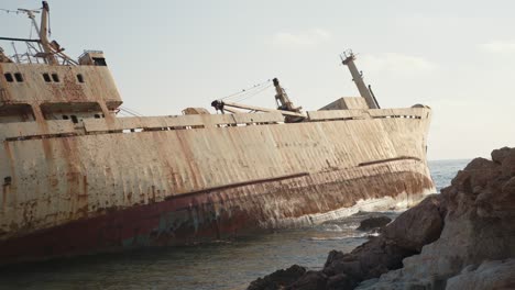viejo barco oxidado dejado después de un accidente en la orilla del mar