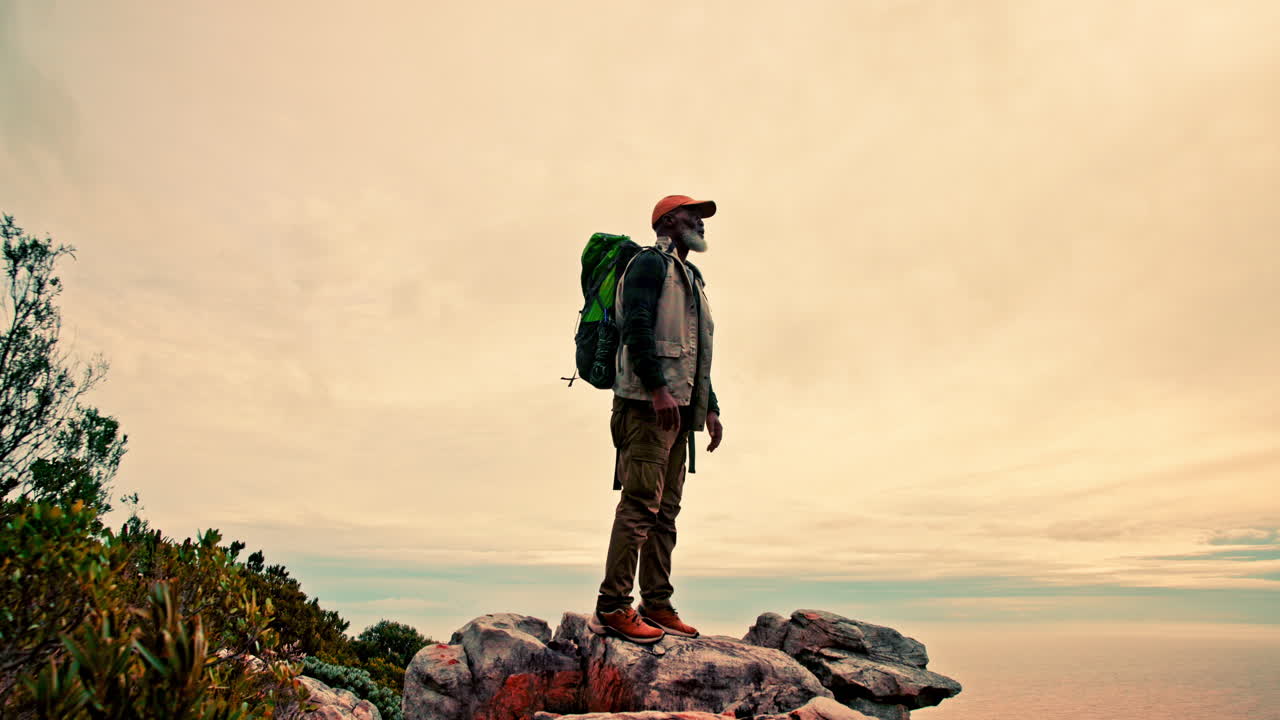 hombre caminando en la naturaleza
