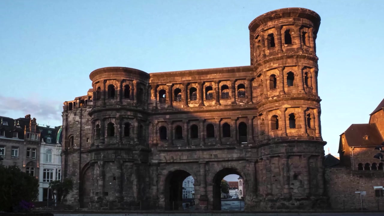 Porta Nigra, gammelt romersk porttårn i Trier i den gyldne time, timelapse
