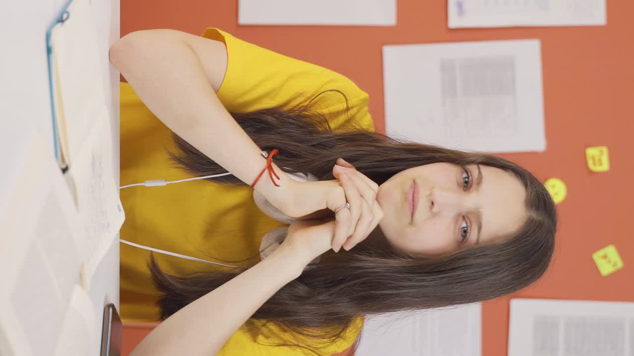 소녀 아이가 카메라를 사려 깊게 바라보는 수직 비디오.