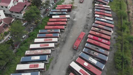 vista de arriba hacia abajo de autobuses abandonados cementerio en malasia, aérea