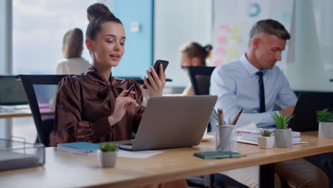 mujer de negocios llamando por teléfono móvil. empresario terminando una conversación telefónica