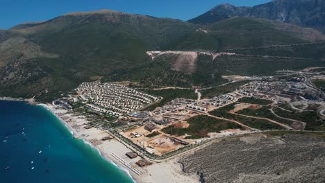 Luxus-Villenkomplexe-Für-Die-Reichen-Bedrohen-Unberührte-Strände-Und-Die-Wunderschöne-Bucht-An-Der-Ionischen-Küste-In-Albanien