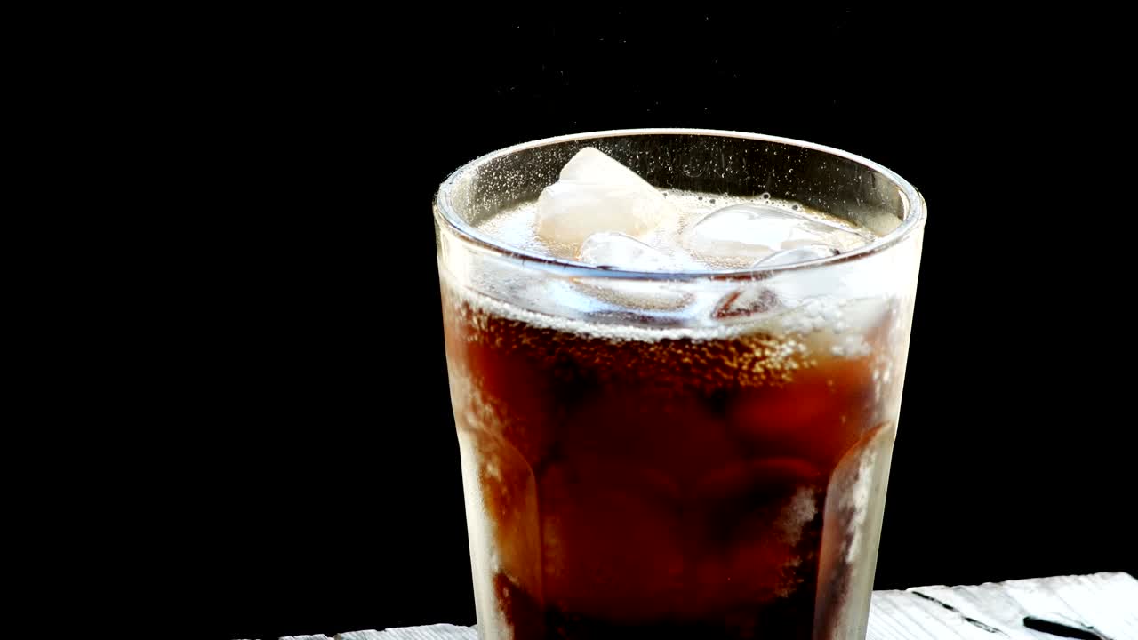 cola con hielo. verter cola con hielo y burbujas en vaso. soda.