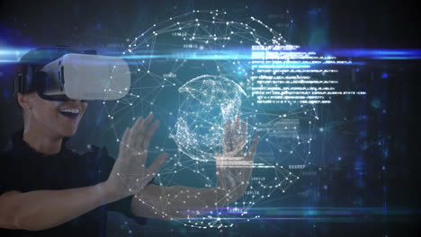 hombre usando vr y apuntando a la información
