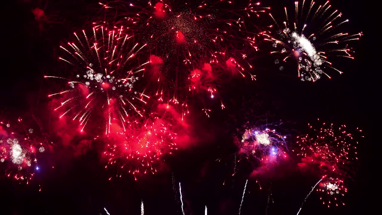 hermosa exhibición de trabajo de fuego colorido por la noche para la celebración en el festival