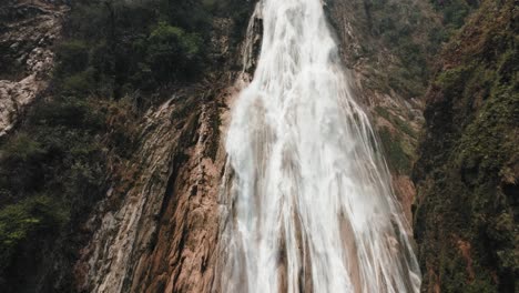 lugareños y turistas viendo la cascada de chiflon desde la plataforma de observación en chiapas, méxico