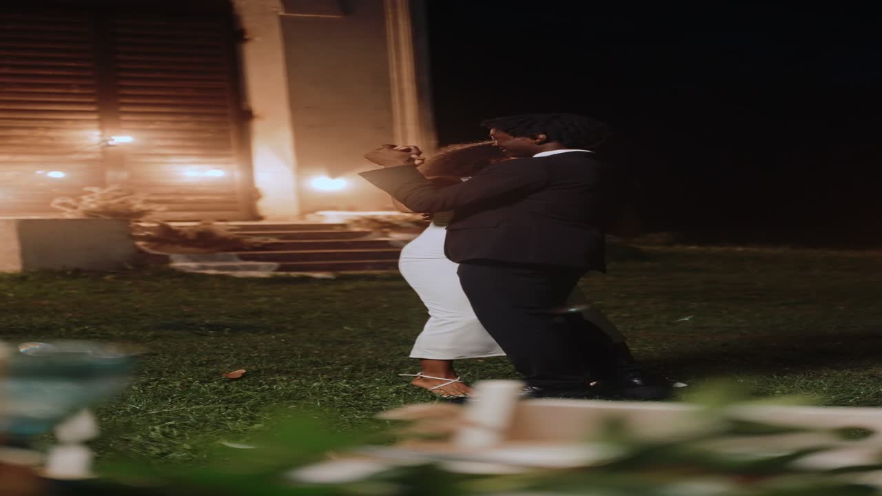 밤에 춤을 추는 커플