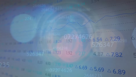 puntos de luz y números cambiantes múltiples contra el procesamiento de datos del mercado de valores