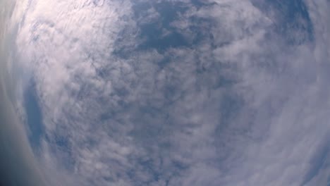 cielo azul y capa de nubes moviéndose en una hermosa tarde soleada