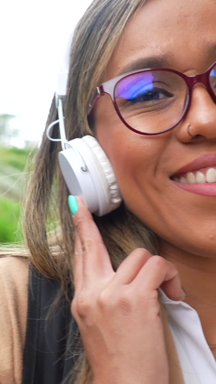 mujer escuchando música con auriculares