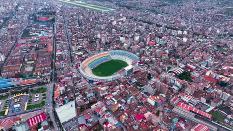 estadio garcilaso dentro de la ciudad de cusco, perú, américa del sur, andes - vista aérea de drones de alta resolución 4k