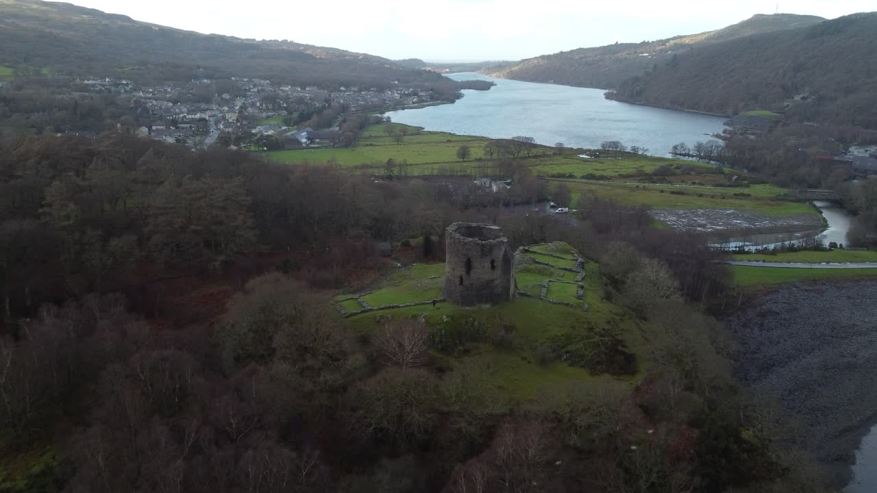 Questa è una veduta panoramica su Llanberis in Galles in inverno.