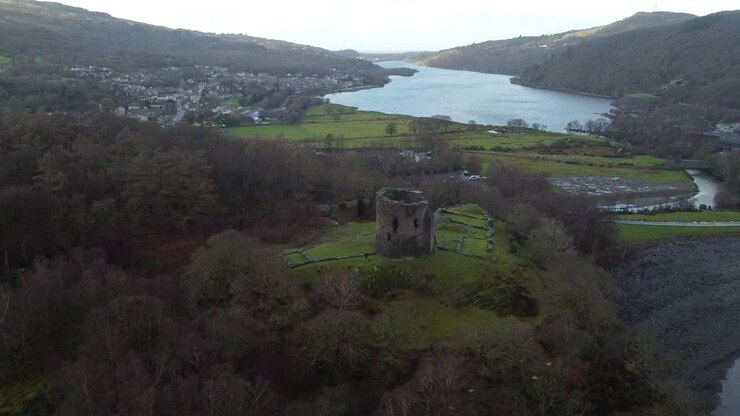 Questa è una veduta panoramica su Llanberis in Galles in inverno.