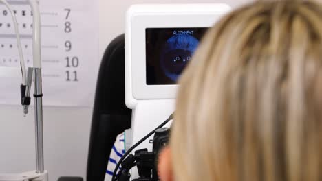 Optometrista-Femenina-Examinando-A-Un-Paciente-Joven-En-Coreometría
