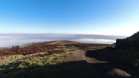 Aussichtspunkt-Hochland-Wirbelnde-Nebelwolken-Vorbei-An-Ackerland-Moorland-Landschaft-Zeitraffer-An-Einem-Hellen-Sonnigen-Tag