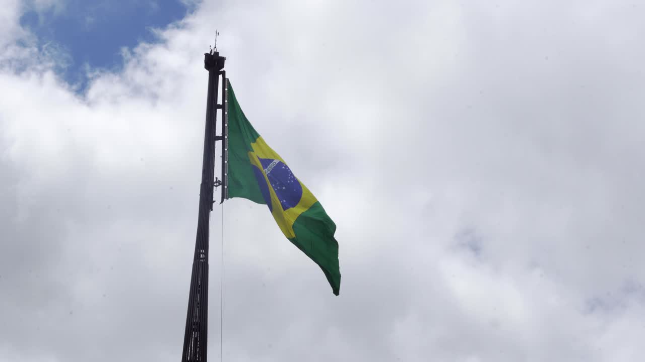 bandiera del brasile a brasilia nella piazza delle tre potenze