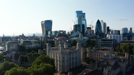 Fliegen-Sie-Um-Den-Historischen-Tower-Von-London-Mit-Blick-Auf-Die-Wolkenkratzer-In-Der-Innenstadt-Im-Finanzzentrum-Der-Stadt.-London,-Vereinigtes-Königreich