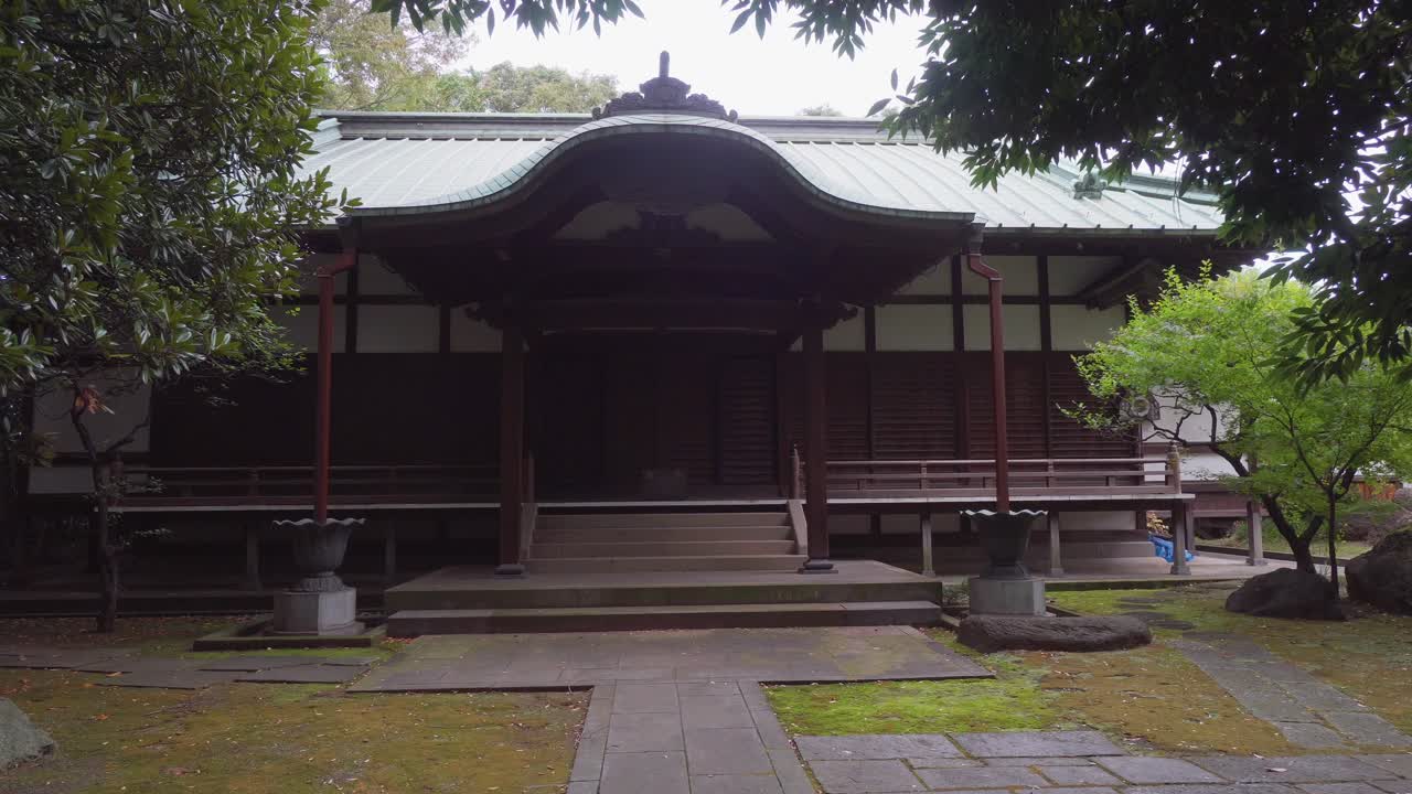 The Kotokuji Buddhist temple in Tokyo has a very special atmosphere of peace and tranquility.