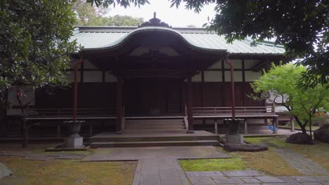 the kotokuji buddhist temple in tokyo has a very special atmosphere of peace and tranquility.