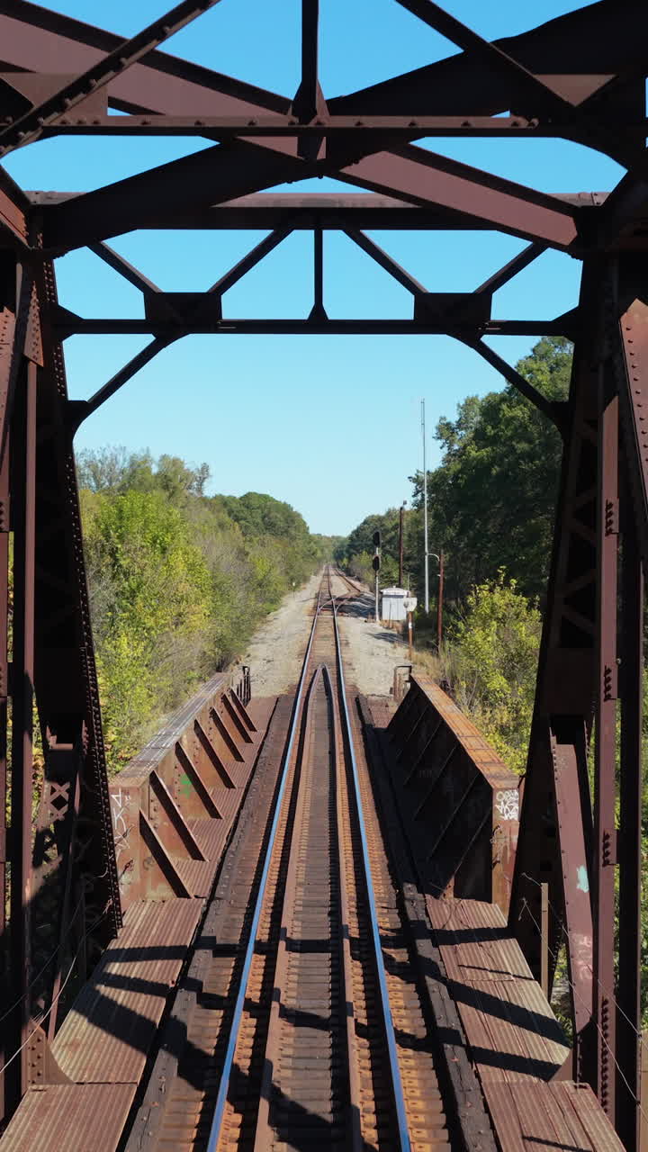 Cầu đường sắt giàn thép nhìn từ trên cao với đường ray bắc qua sông Old River Arkansas, quay dọc từ trên xuống