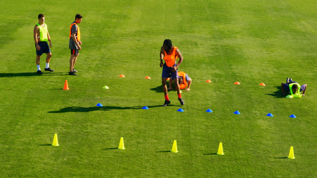 야구장에서 운동하는 축구 선수들 4k