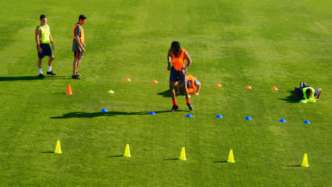 jugadores de fútbol haciendo ejercicio en el campo 4k