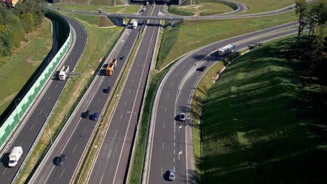 Luftaufnahme-Von-Oben-Nach-Unten---Schnellstraße---Straßengabelungen---Bewegung-Von-Autos-Und-Lastwagen-In-Verschiedene-Richtungen---Moderne,-Breite-Und-Sichere-Straßen