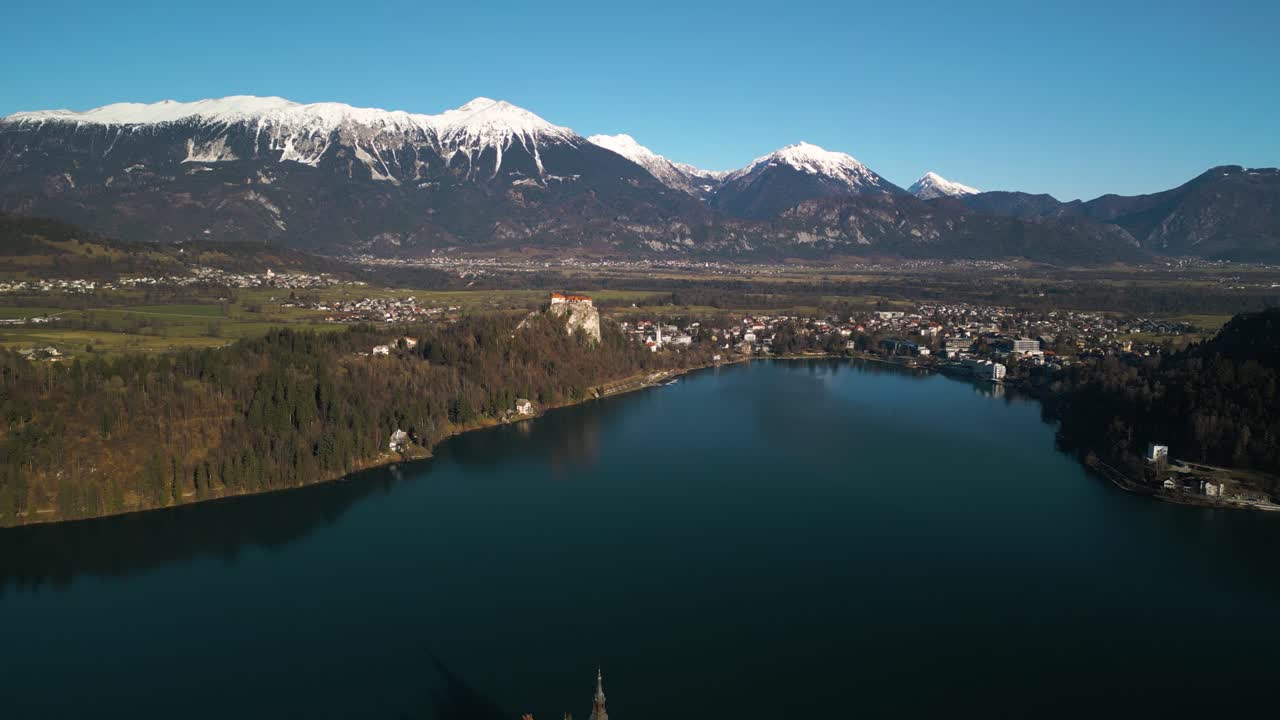 el retroceso aéreo revela el increíble lago bled, eslovenia en invierno