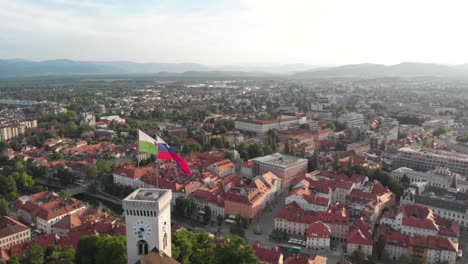 Stady-4k-Dron-Shot-De-Un-Castillo-En-Ljubljana-Con-Bandera-De-Eslovenia-Y-Vista-De-La-Ciudad