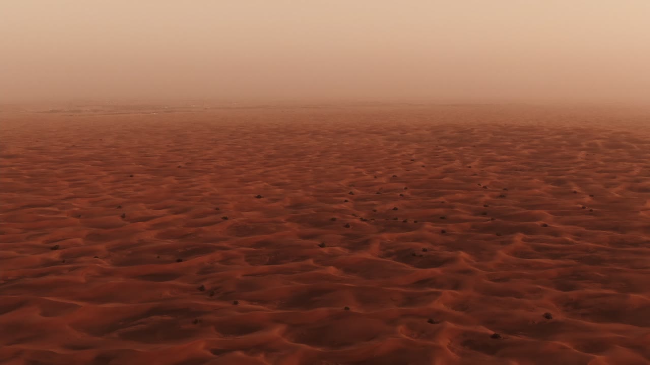 Vista aerea di dune di sabbia rosse nel deserto