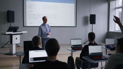 profesor haciendo una presentación sobre programación en un aula