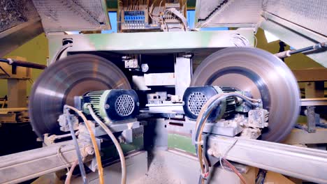 dos cuchillas rotativas hacen cortes angulares en los perfiles de pvc.