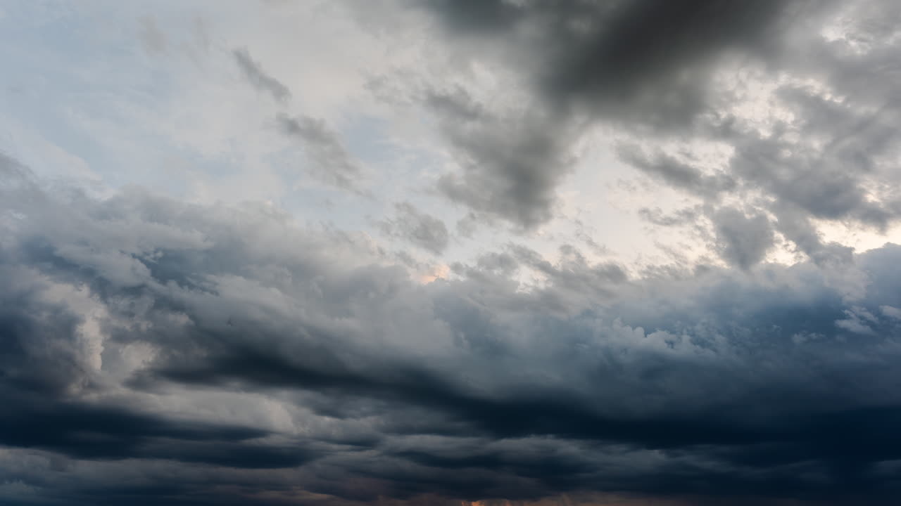 Grå skyformationer flyder hen over himlen og viser et dynamisk vejrskifte