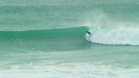 Surfista-Coge-Una-Ola-Masiva-En-La-Playa-De-Chapel-Porth,-Cornualles,-Reino-Unido---Cámara-Lenta