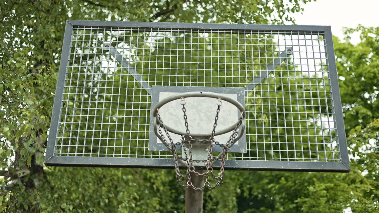 Canestro da basket su un campo sportivo all'aperto. Canestro in metallo per la pallacanestro all'aperto.