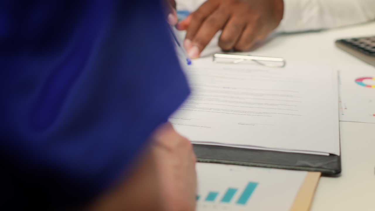 personas mayores en un entorno de oficina moderno reunión con el asesor financiero