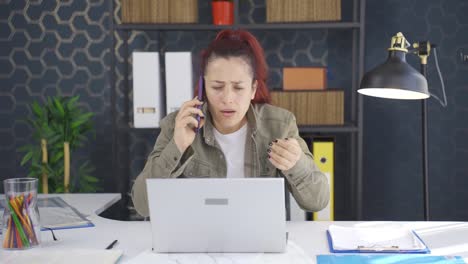 Mujer-De-Negocios-Recibiendo-Malas-Noticias-Por-Teléfono.