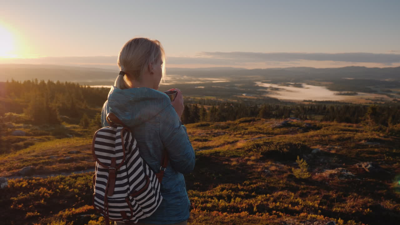 여성 여행자는 노르웨이 여행과 활동적인 삶의 산속 그림 같은 곳에서 차를 마신다