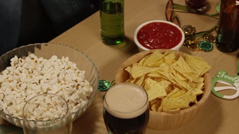 Nahaufnahme-Von-Freunden-Zu-Hause-Oder-In-Der-Bar,-Die-Auf-Der-St.-Patrick&#39;s-Day-Party-Feiern-Und-Alkohol-Mit-Neuheiten,-Requisiten-Und-Snacks-Trinken-1