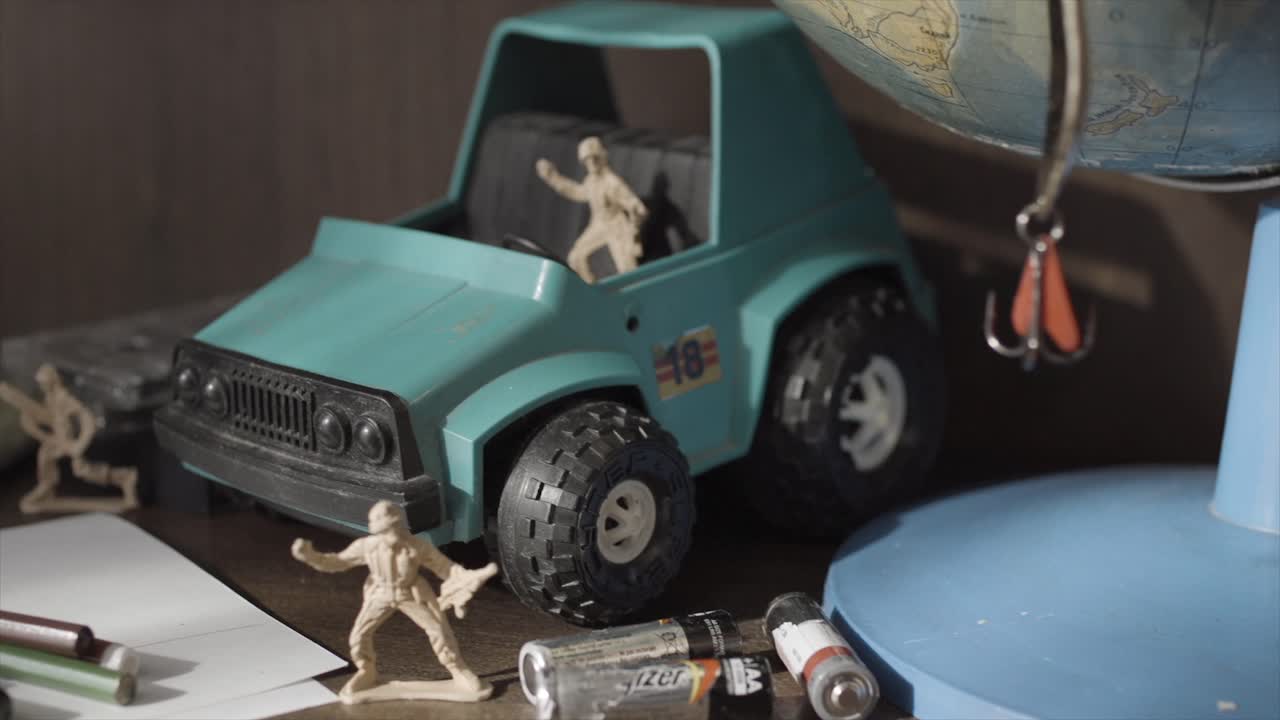 juguetes antiguos en un estante