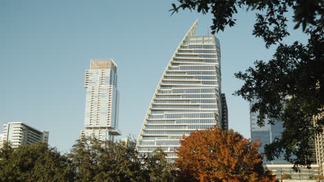 Skyline-Gebäude-In-Der-Innenstadt-Von-Austin,-Texas,-Im-Wunderschönen-Abendlicht-Mit-Herbstlich-Gefärbten-Bäumen-Im-Vordergrund