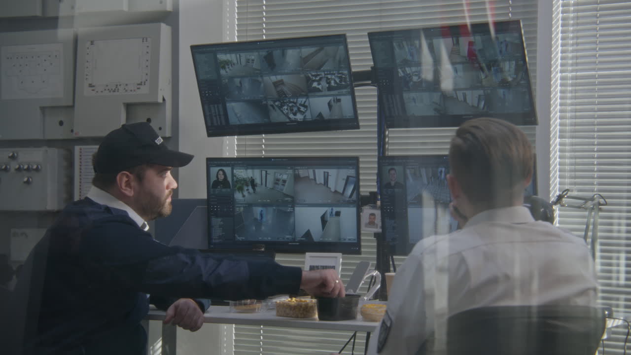 beveiligingsbewakers die bewakingscamera's bewaken.