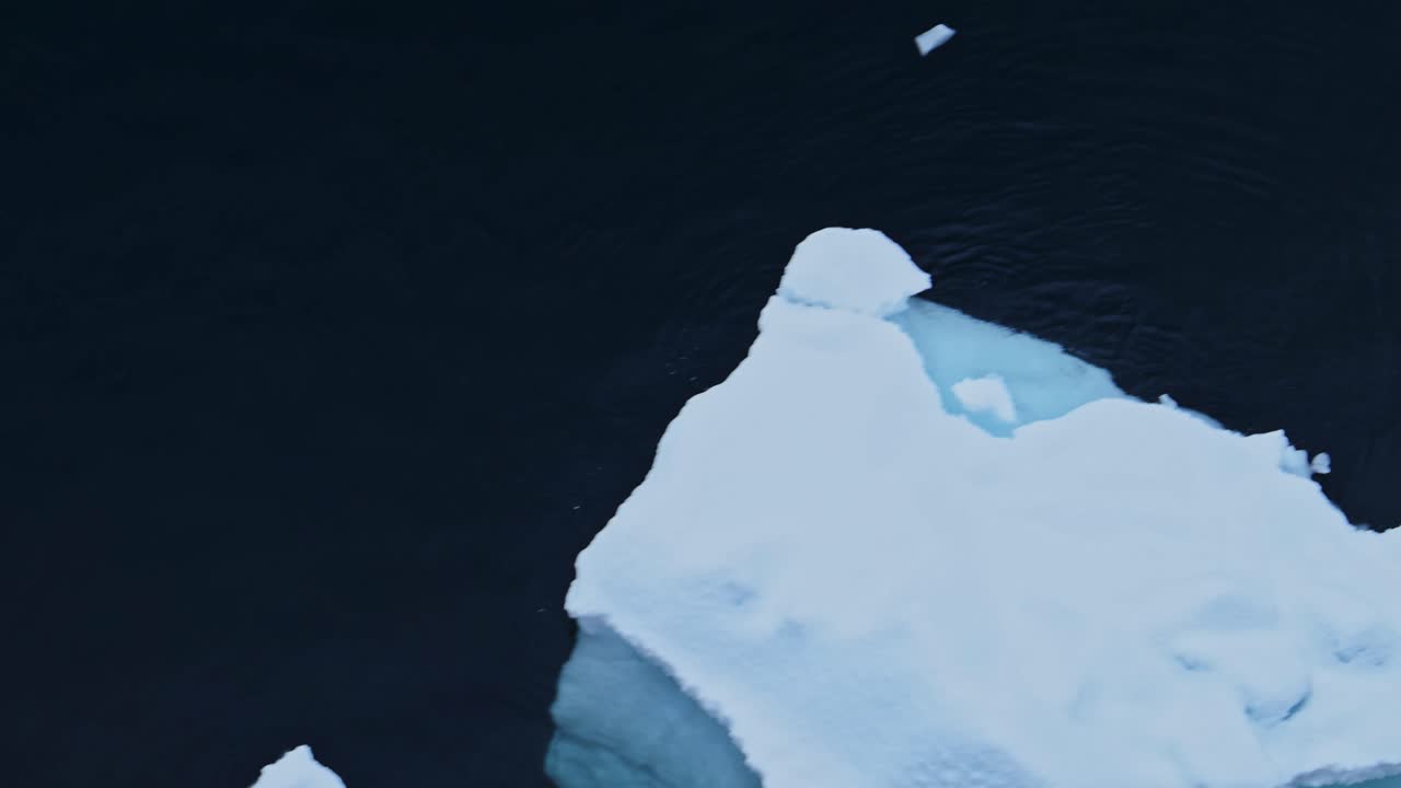 바다에서 떠다니는 바다 얼음, 남극의 물에 있는 작은 얼음 조각, 겨울에 남극 반도의 빙산, 얼음 풍경의 어두운 배경으로 바다 풍경의 세부 사항