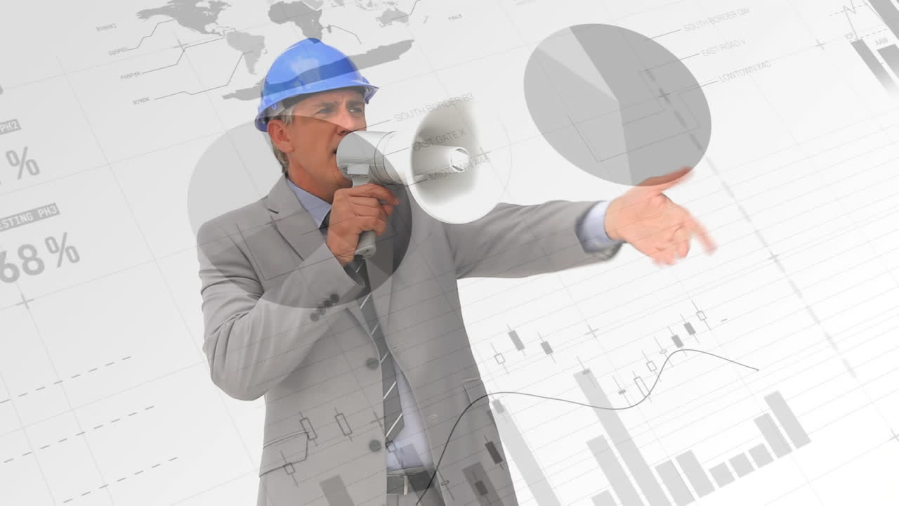 hombre dando instrucciones con un megáfono