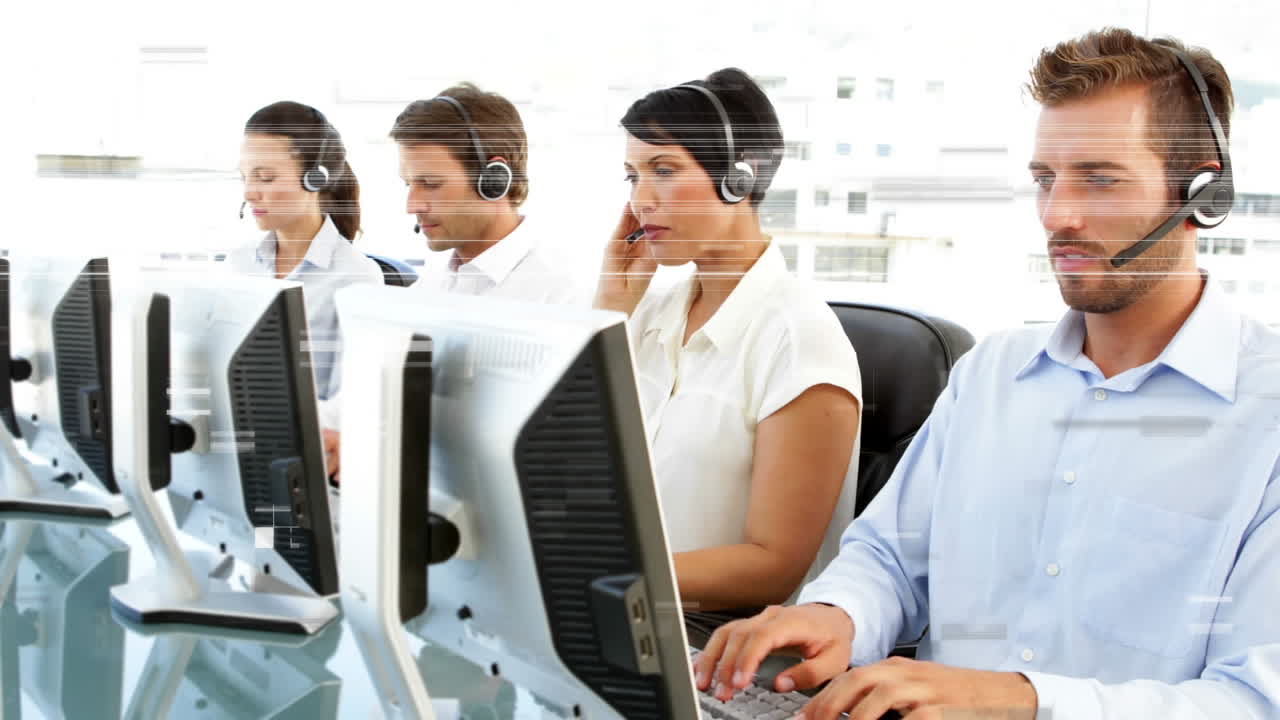 전화 헤드 ⁇ 을 사용하는 다양한 비즈니스 사람들에 대한 데이터 처리 애니메이션