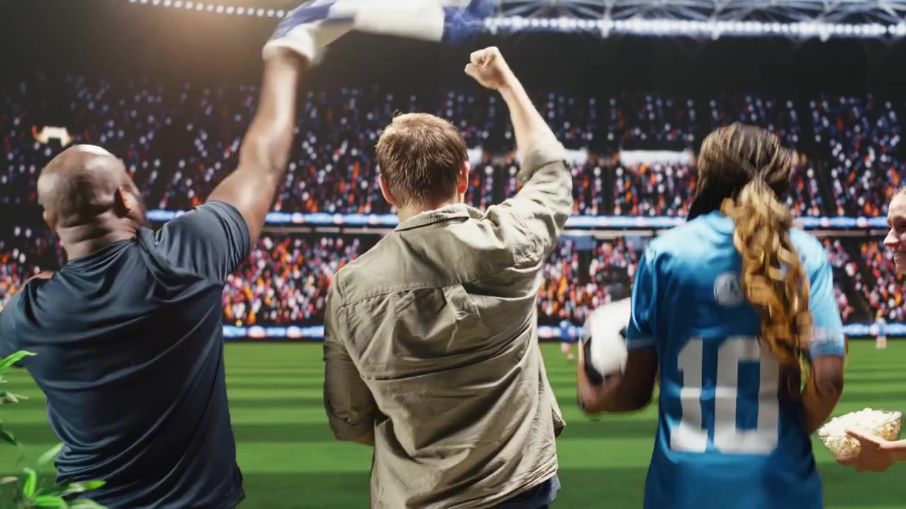 Alegres hinchas de fútbol emocionados por la victoria del equipo en una transmisión de TV inmersiva.