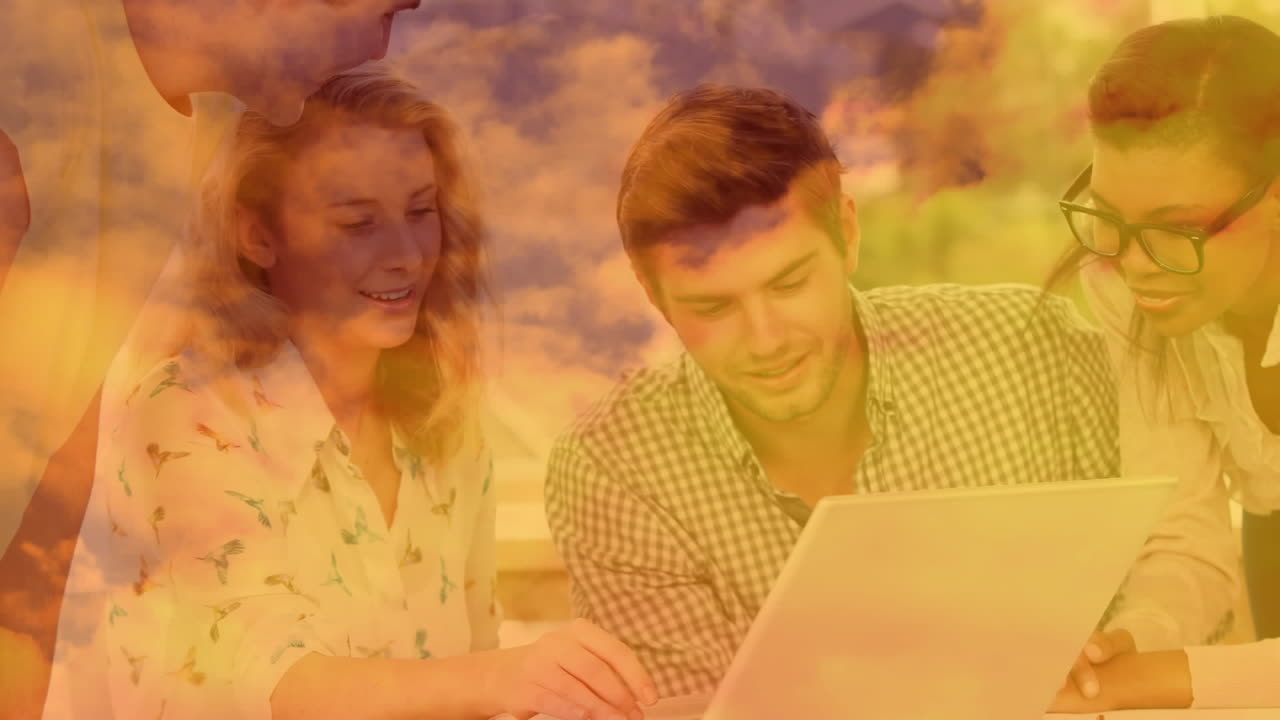 анимация группы бизнесменов на встрече, мозговой штурм с оранжевыми облаками.