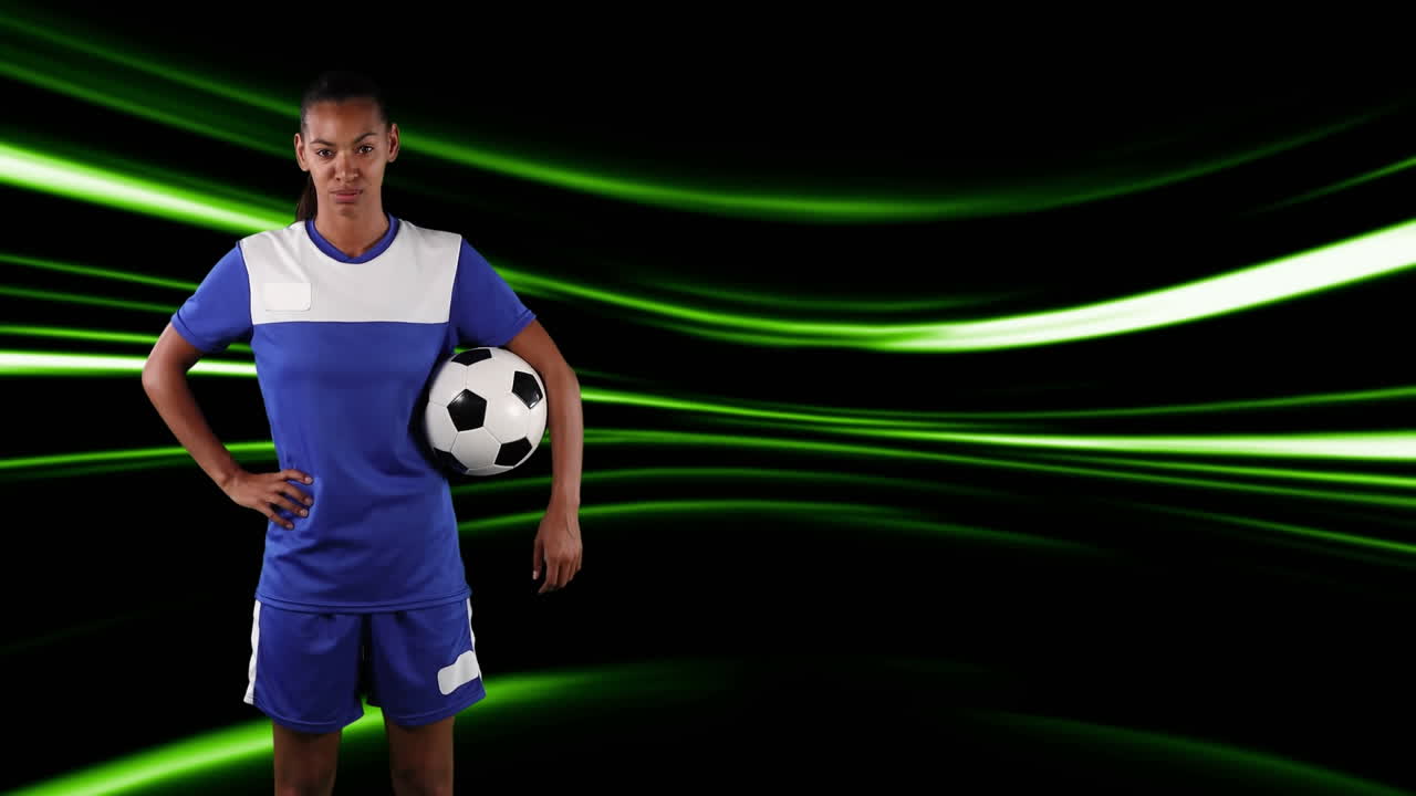 축구 선수가 공을 들고 빛의 길을  ⁇ 고 있습니다.